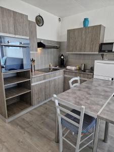 Bord de mer avec piscine intérieure chauffée