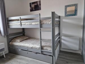 Bord de mer avec piscine intérieure chauffée