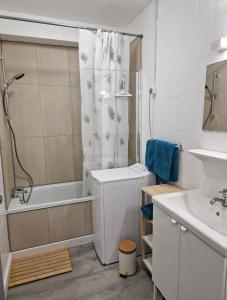 Bord de mer avec piscine intérieure chauffée