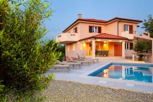 Apartment LUCAS with private pool