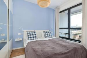 Modern Apartment with Historic Shipyard Views and Parking by Noclegi Renters