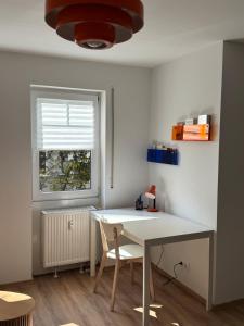 VibrantApt - Ruhig & Modern - 15 Min ins Zentrum - Küche - Privatparkplatz - Schnelles WLAN - Terrasse