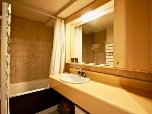 Studio cabine avec balcon et parking couvert - FR-1-340-141