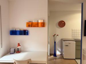 VibrantApt - Ruhig & Modern - 15 Min ins Zentrum - Küche - Privatparkplatz - Schnelles WLAN - Terrasse