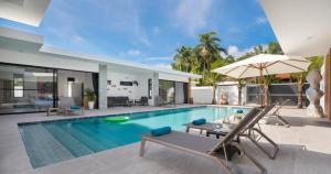 Stunning Pool Villa Curtis - 5 Bedrooms in the heart of Rawai