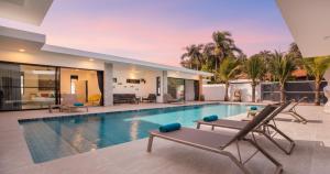 Stunning Pool Villa Curtis - 5 Bedrooms in the heart of Rawai