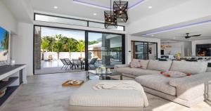 Stunning Pool Villa Curtis - 5 Bedrooms in the heart of Rawai