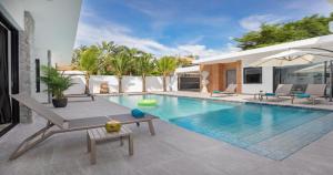 Stunning Pool Villa Curtis - 5 Bedrooms in the heart of Rawai