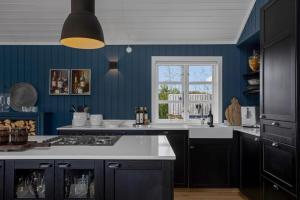 Modern 4BR Summerhouse with Sauna and Hot Tub