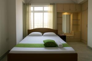 Rooftop Cityscape Inn