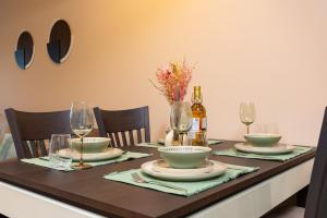 Warm and Spacious 1BR Apt - Brownie