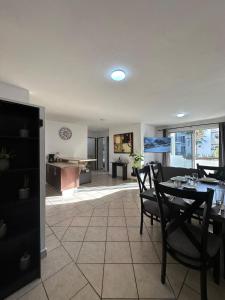 3 beds 2 bath apartment minutes walk from the beach