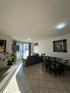 3 beds 2 bath apartment minutes walk from the beach