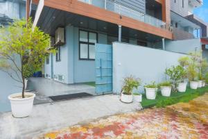 Restin Hotels near Botanical garden and Amity University