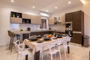 Modern SeaView Luxury Apartment