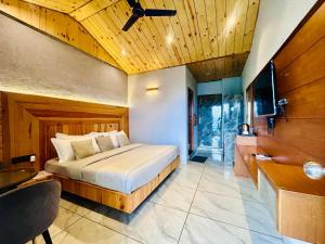 Mussoorie On Edge - A Valley View Luxury Property