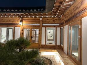 seoul hanok stay moonee