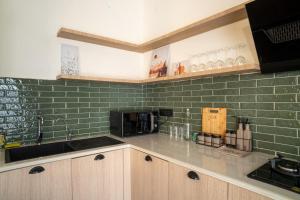 Ahrin House-entire villa with kitchen and parking