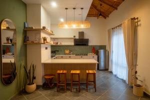 Ahrin House-entire villa with kitchen and parking