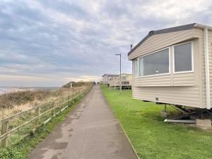 Ocean Bliss-Beach Front - Lux- Sea View- 3-Bedroom Caravan- 8 Sleeps
