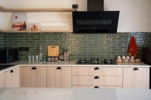 Ahrin House-entire villa with kitchen and parking