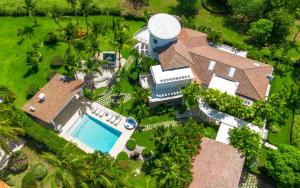 Villa Desiree - Luxury Golf-Course Villa with Pool, BBQ, Playground & Maid