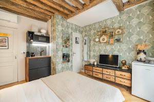 Historical apartment in the heart of Paris -7