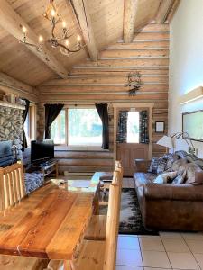 Tranquil Mountain Glamping Retreat: Stunning Log Cabin with a Hot Tub in Darby, MT