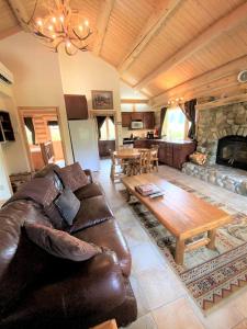 Tranquil Mountain Glamping Retreat: Stunning Log Cabin with a Hot Tub in Darby, MT