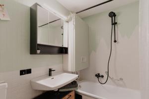 Hike & Ski-in Ski-out Mountain View Apartment for Family & Friends