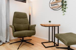 Hike & Ski-in Ski-out Mountain View Apartment for Family & Friends