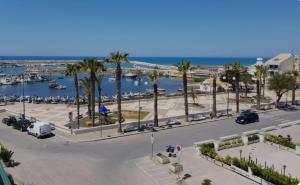 casa azul netflix near the sea