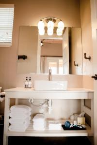 Stunning Cottage with Fantastic Views for a Romantic Escape near Austin, Texas