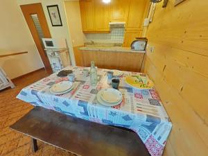 Appt avec cheminée, balcon sud et parking au Grand-Bornand - FR-1-241-213