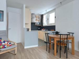 Appartement 2 Pièces avec Balcon, Proche Pistes - FR-1-687-56