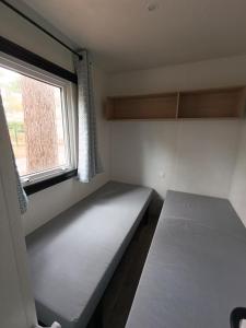 Mobil-home neuf sous les pins, à proximité des infrastructures