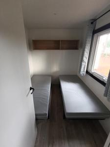 Mobil-home neuf sous les pins, à proximité des infrastructures