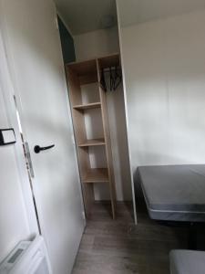 Mobil-home neuf sous les pins, à proximité des infrastructures