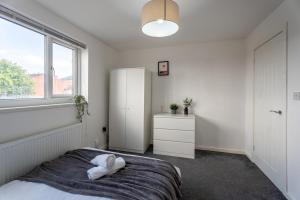 Comfortable 3 Bedroom House with Parking for 8