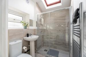 Comfortable 3-Bedroom House, Sleeps 8 with Parking