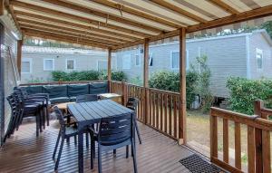 Cozy Stacaravan In Saint-Julien-En Born