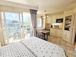 Studio Vue sur le Lac dAnnecy Plage et Parking Privés