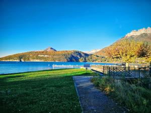 Studio Vue sur le Lac dAnnecy Plage et Parking Privés