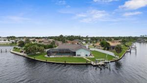 Cozy Riverfront - Pool - Hot Tub - Grill - Near Beach