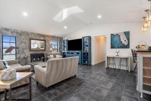 Cozy Riverfront - Pool - Hot Tub - Grill - Near Beach