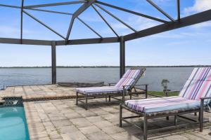 Cozy Riverfront - Pool - Hot Tub - Grill - Near Beach