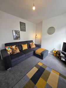 Modern 2-Bed Home With Free Parking Sleeps 5