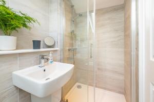 Spacious 4 Bedroom Home with Extra Beds