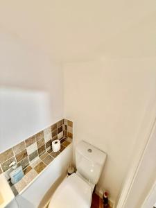 2 Bed House - Sleeps 4 - Parking - Wifi