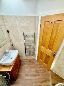 2 Bed House - Sleeps 4 - Parking - Wifi